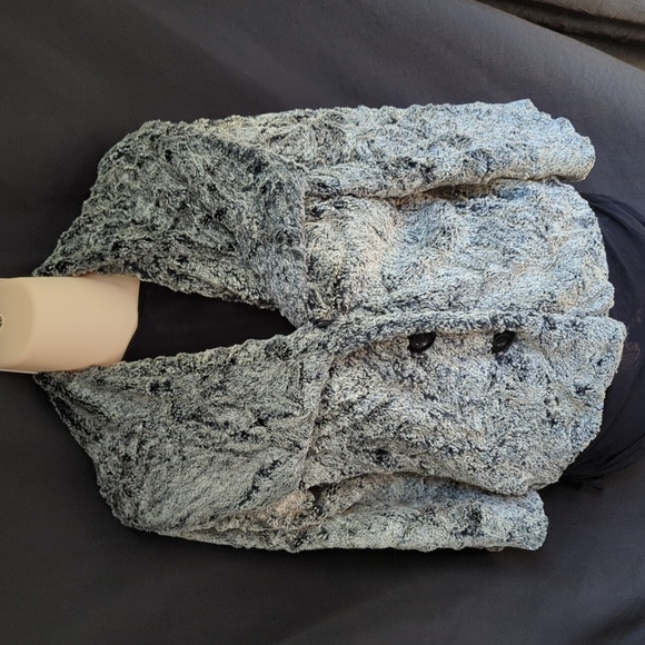 Cabi Chinchilly Faux Fur Frosted Button Jacket Medium - Picture 1 of 9